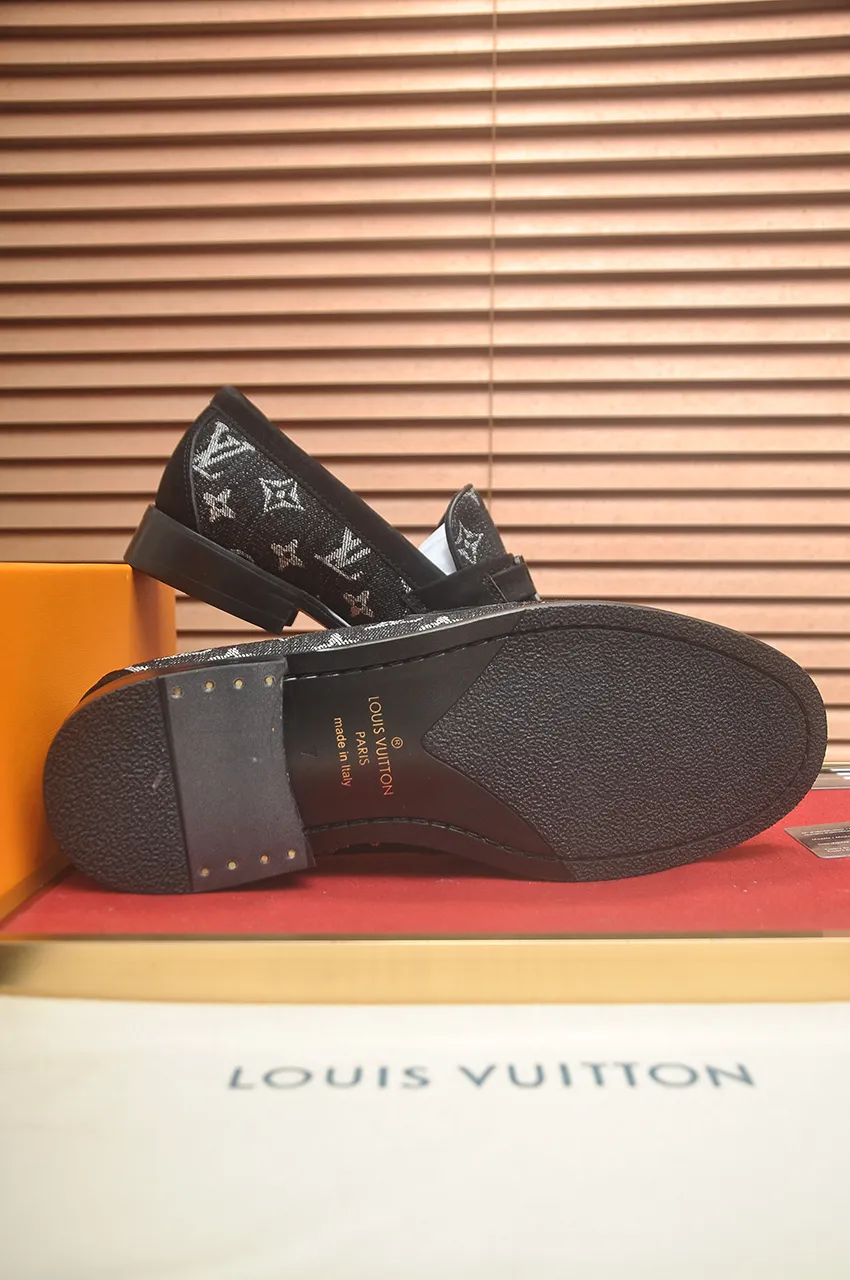 Men's men's shoes 💰540💶 [LV] (original single cowhide lining) 🍀LV's latest genuine leather business suit shoes are launched simultaneously on the official website. The first-layer cowhide imported from Italy is made of heavy gold, 💥official website 1:1 rubber outsole. Versatile to wear, high-end without losing class, and the color combination is extraordinary. This four-season style is alluring when worn on your feet, showing off your big-name flair. Standard code 39-45 (45 customized)